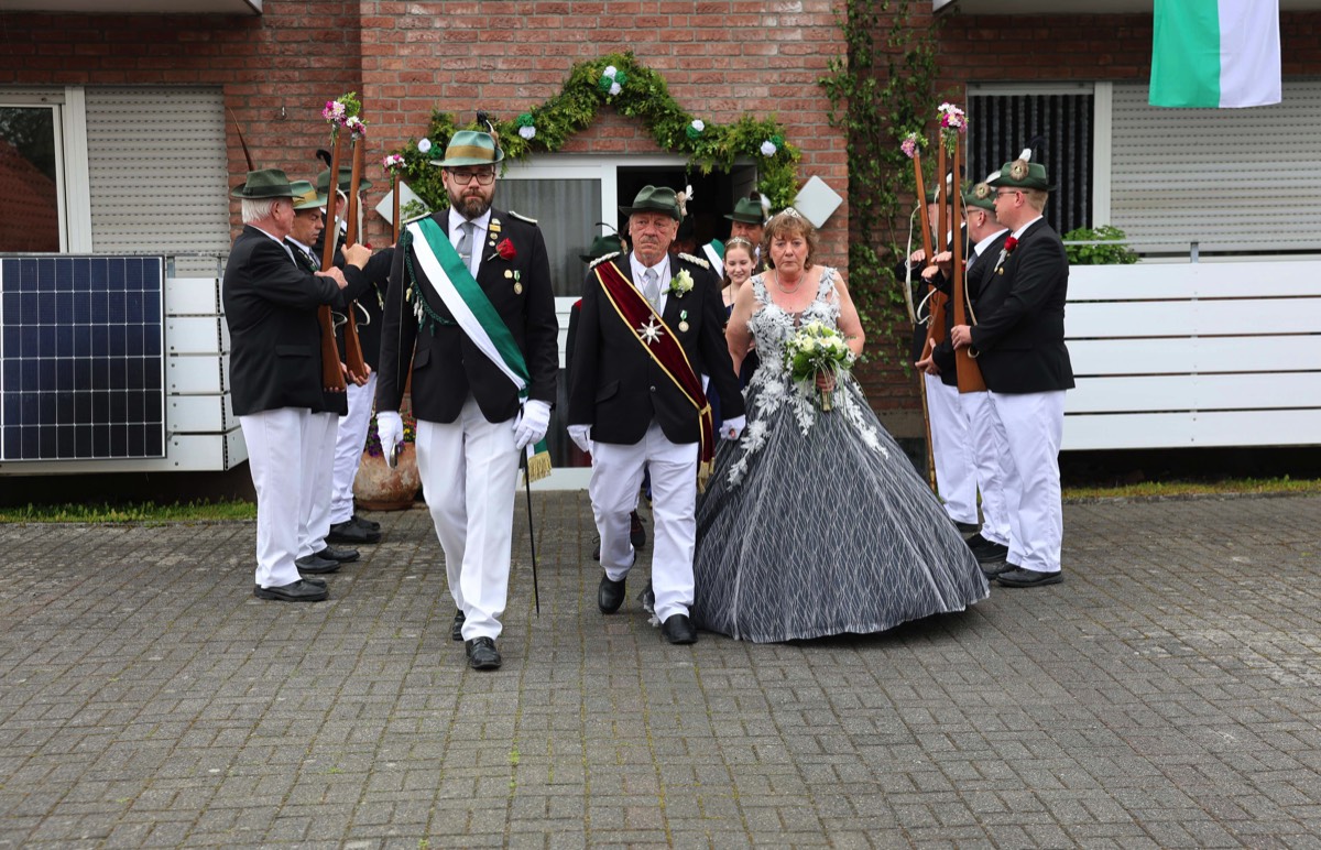 Ausmarsch des Königspaares01